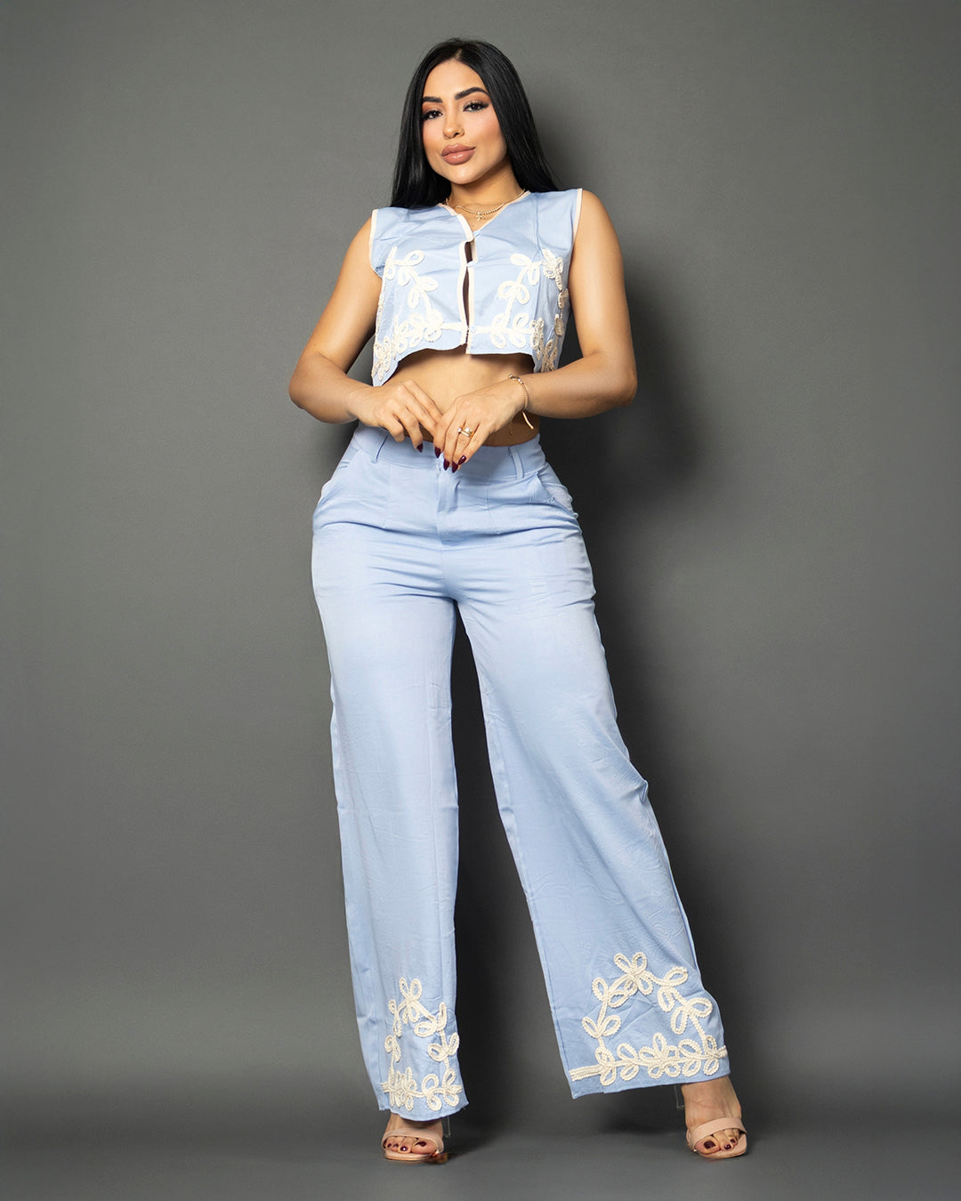 Conjunto Celeste Bordado – Chaleco Cropped & Pantalón Palazzo