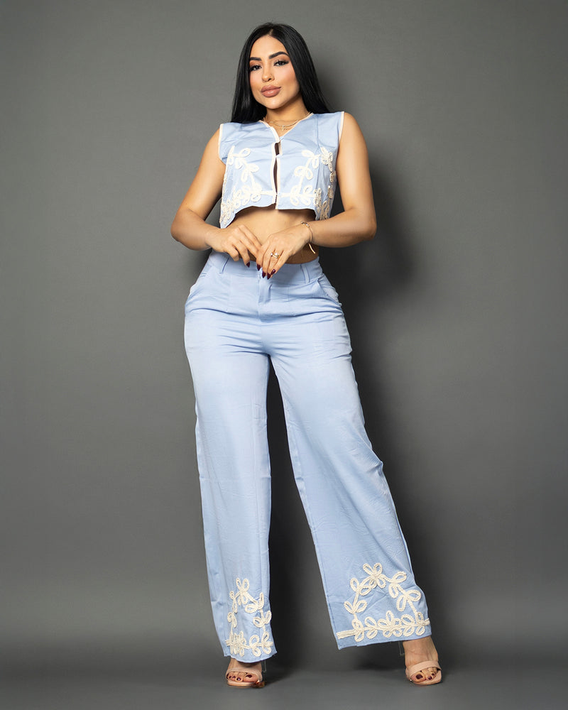 Conjunto Celeste Bordado – Chaleco Cropped & Pantalón Palazzo