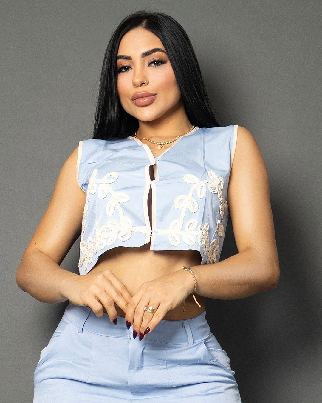 Conjunto Celeste Bordado – Chaleco Cropped & Pantalón Palazzo